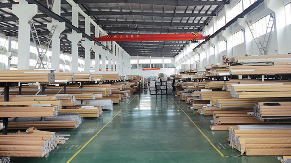 鋁型材價(jià)格持續(xù)上漲時(shí)，該做何選擇？